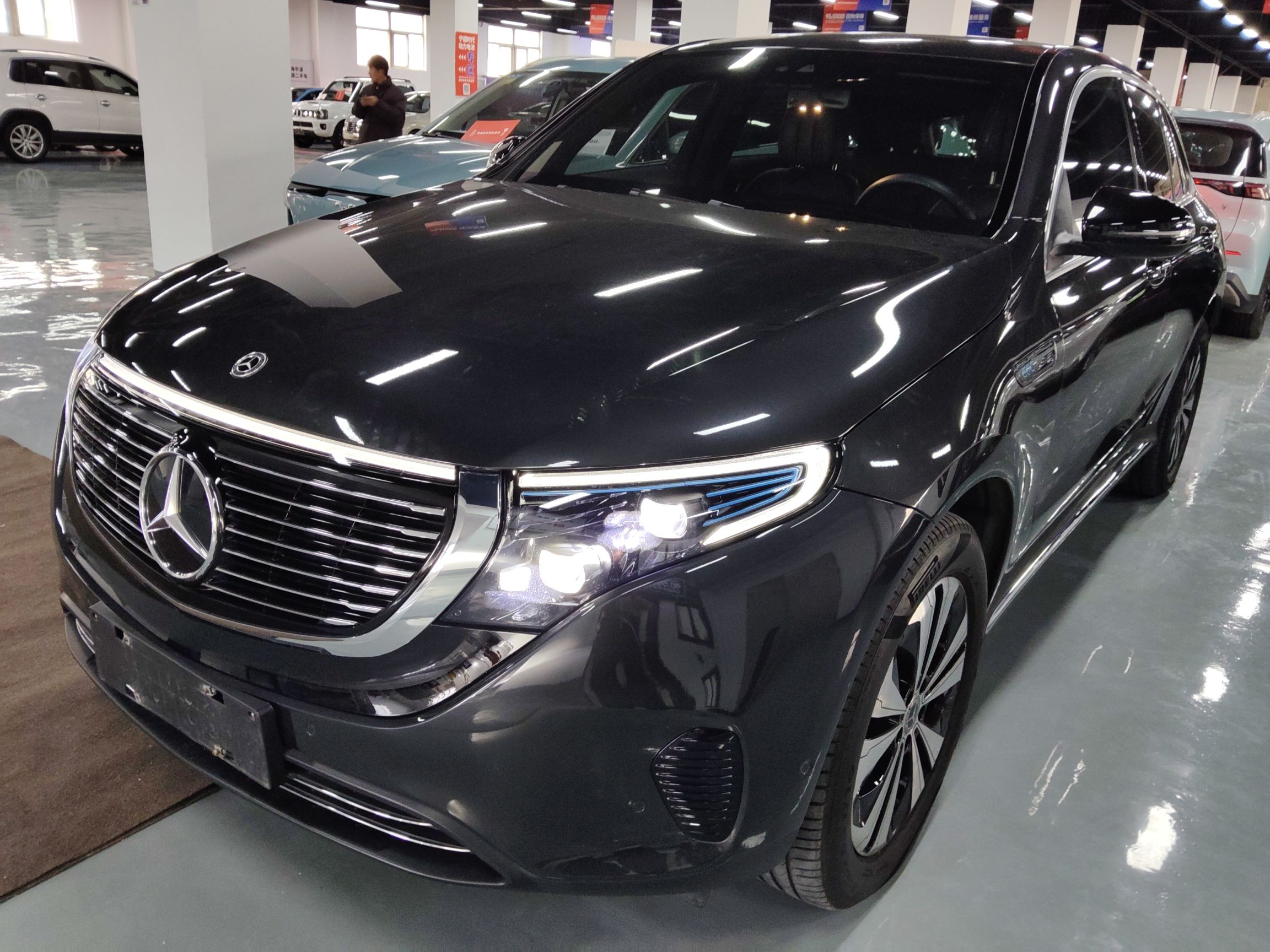 Под передней частью автомобиля