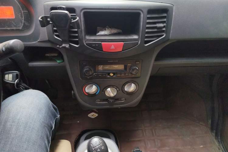 Used BAIC Weiwang 306 2011 1.3L base model 7 seats Audio And AC Panel