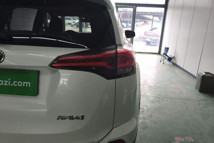 Used Toyota RAV4 2016 2.0L CVT Two-Wheel Drive Comfort Edition China V Standard Right Rear Taillight