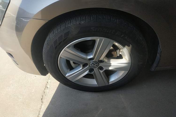 Used Volkswagen Golf 2015 1.4TSI Automatic Luxury Model Left Front Wheel Hub