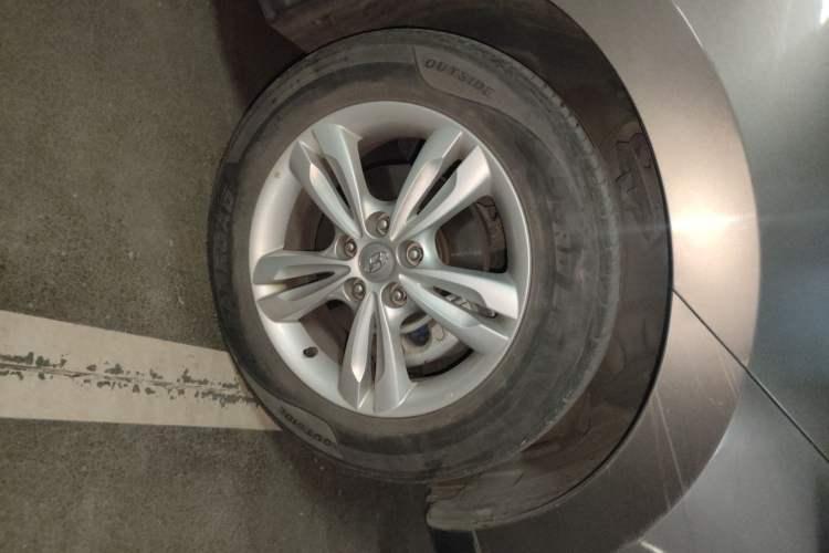 Used Hyundai ix35 2012 2.0L Automatic Two-Wheel Drive Elite Edition GLS Right Front Wheel Hub