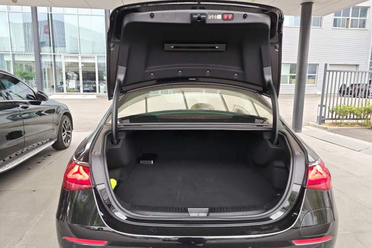 Used Mercedes-Benz E-Class New Energy 2024 E 350 e L Plug-in Hybrid Sedan Trunk