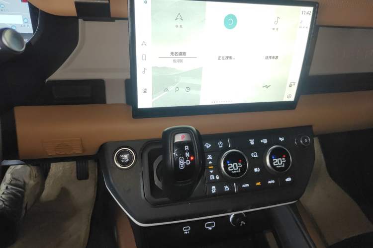 Used Land Rover Defender 2023 Facelift 110 3.0T P400 X-DYNAMIC HSE Audio And AC Panel