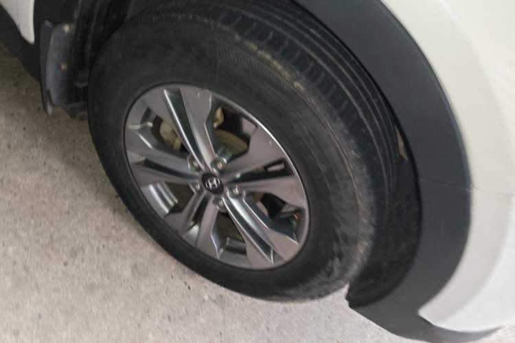 Used Hyundai Santa Fe 2015 2.0T Automatic All-Wheel Drive Smart Version 5 Seats Right Front Wheel Hub