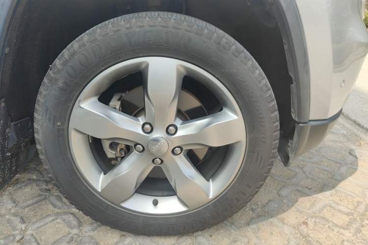 Used Jeep Grand Cherokee 2011 3.6L Flagship Edition Right Front Wheel Hub