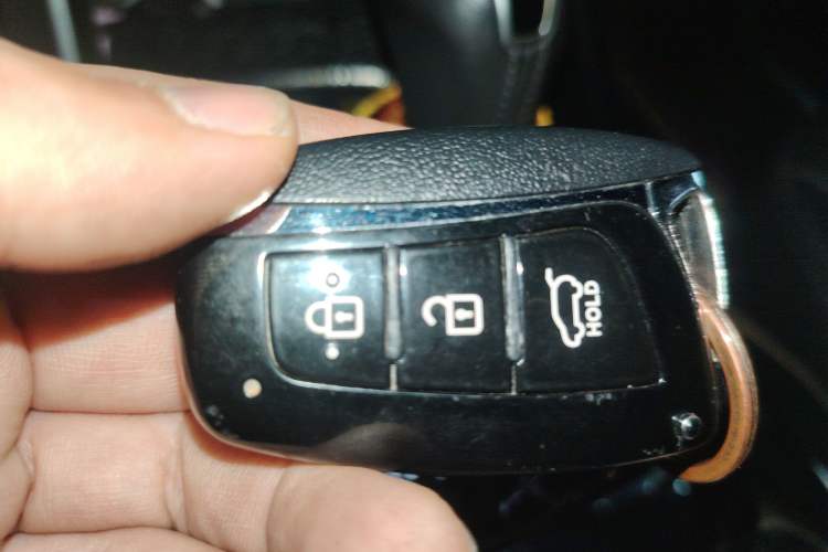 Used Hyundai Santa Fe 2015 2.4L Automatic Two-Wheel Drive Smart Version 5 Seats