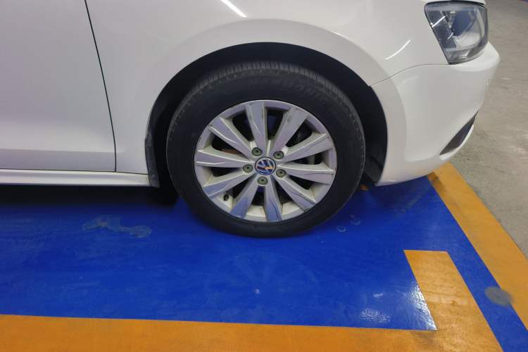 Used Volkswagen Sagitar 2014 1.4TSI Automatic Luxury Model Right Front Wheel Hub