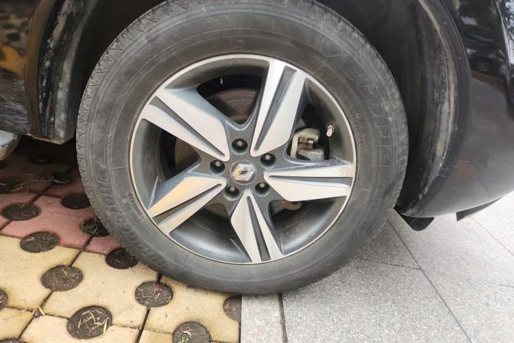 Used Renault Koleos 2014 2.5L 4x4 Comfort Edition Right Front Wheel Hub