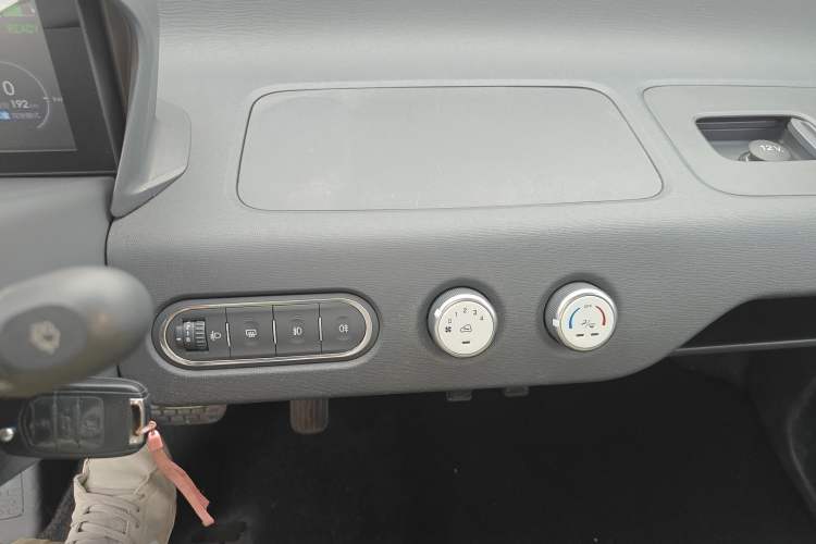 Used Baojun E100 2020 305KM Smart Drive Version Audio And AC Panel