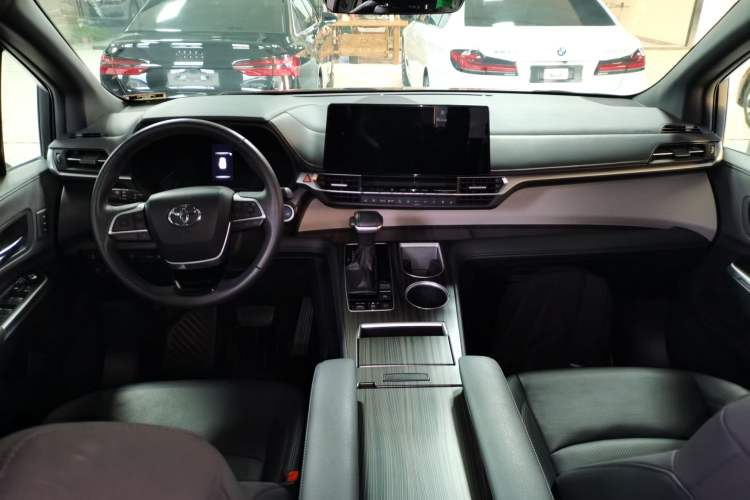 Used Toyota Granvia 2022 2.5L Hybrid Prestige Edition
