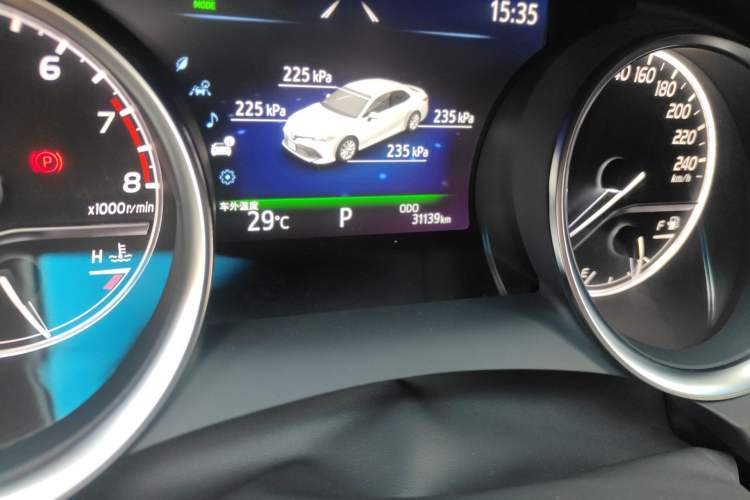 Used Toyota Camry 2019 2.5G Luxury Edition China VI Standard Odometer Close Up