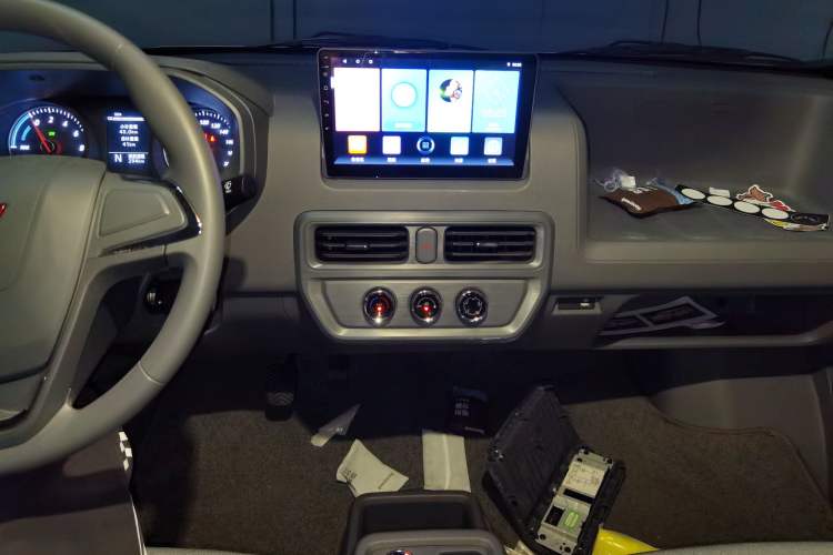 Used Wuling Yangguang 2024 300KM Comfort Version Passenger Van 75kW
