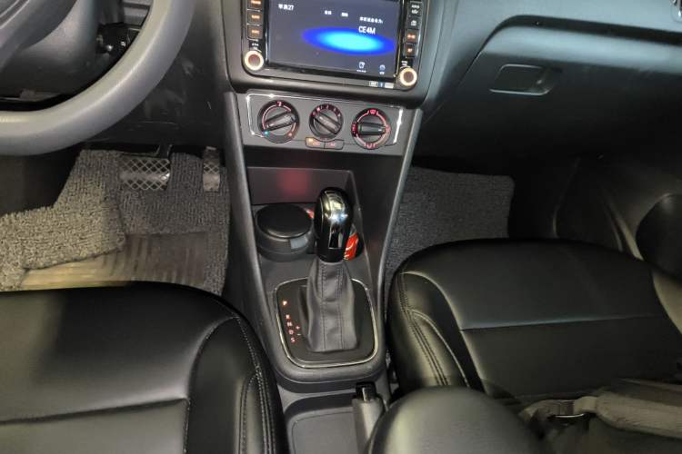 Used Volkswagen Polo 2014 1.6L Automatic Comfort Edition Gear Lever