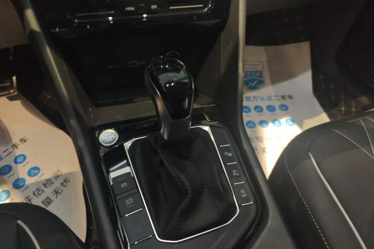Used Volkswagen Tiguan L 2025 Model Outstanding Version 330TSI Automatic Two-Wheel Drive R-Line Longyao Edition Gear Lever