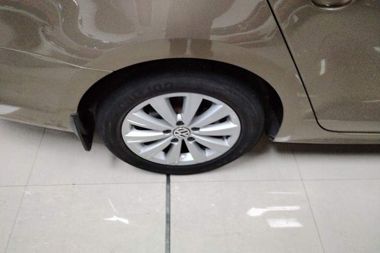 Used Volkswagen Sagitar 2014 Revised Version 1.6L Automatic Leading Edition Right Rear Wheel Hub
