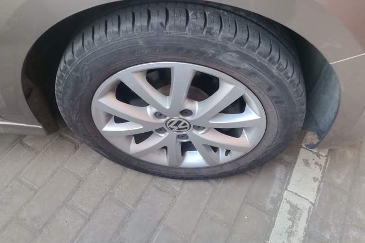 Used Volkswagen Sagitar 2012 1.6L Manual Comfort Model Right Front Wheel Hub