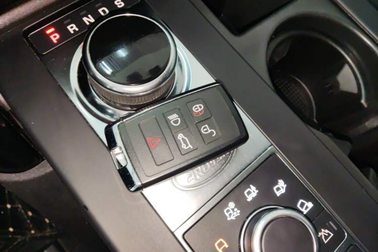 Used Land Rover Discovery 2018 3.0 SC V6 SE Interior 1