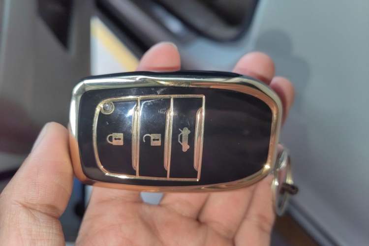 Used Toyota Highlander 2011 2.7L Two-Wheel Drive 5-Seater Sport Edition Vehicle Key