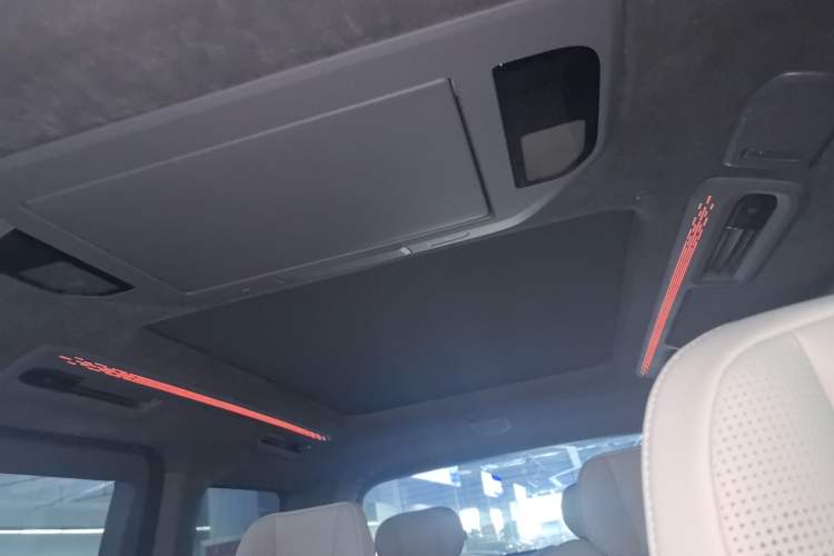 Used Zeekr 009 2024 7-Seater Walk-Through Version Four-Wheel Drive 108 kWh
