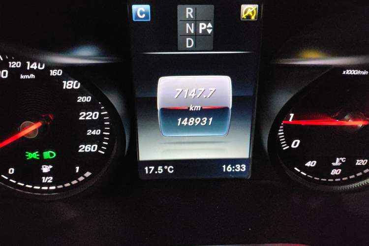 Used Mercedes-Benz GLC 2019 GLC 300 L 4MATIC Dynamic Model Odometer Close Up