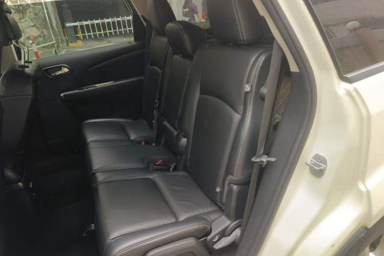 Used Dodge Journey 2013 2.4L Two-Wheel Drive Luxury Version Left Rear Seat