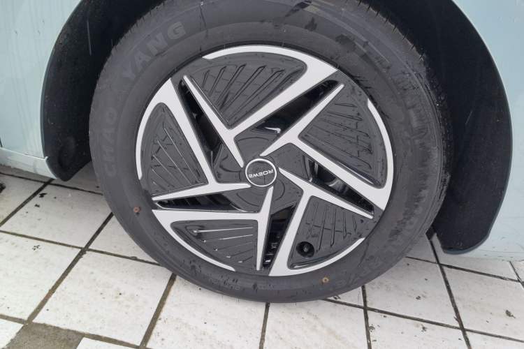 Used Roewe D6 2025 450 km Premium Edition Left Front Wheel Hub