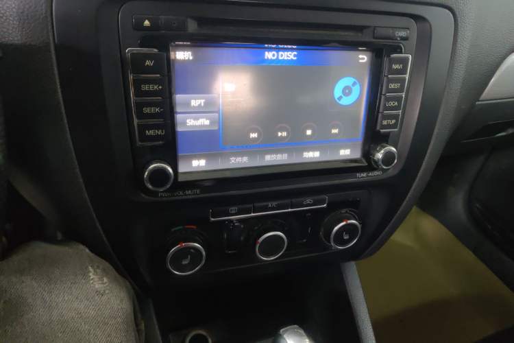 Used Volkswagen Sagitar 2012 1.6L Automatic Comfort Edition Audio And AC Panel