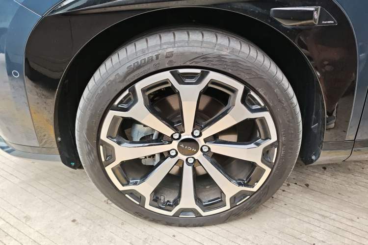 Used AION V 2024 Aion Tyrannosaurus 520 LiDAR Edition Left Front Wheel Hub