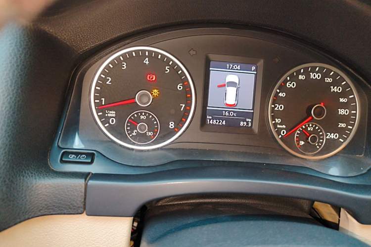 Used Volkswagen Tiguan 2013 1.8TSI Automatic Two-Wheel Drive Luxury Model Odometer Close Up