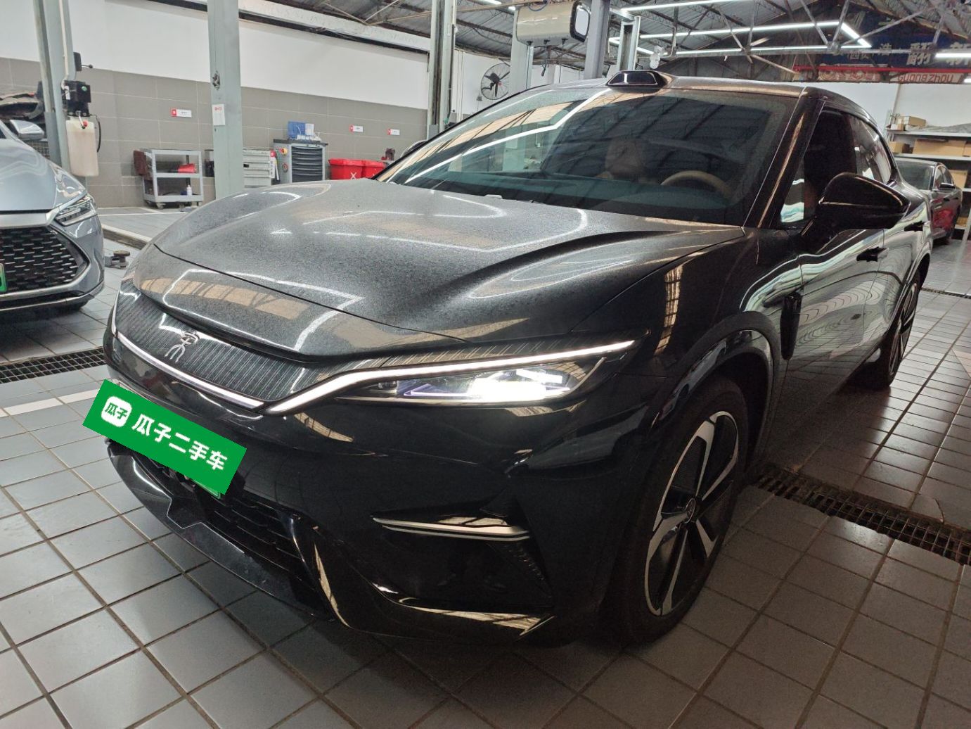 Под передней частью автомобиля