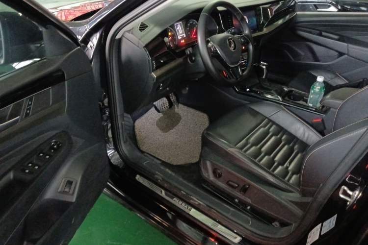 Used Volkswagen Passat 2020 Facelift 330TSI Elite Edition China VI Standard Driver Seat