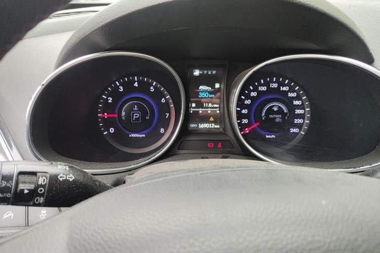 Used Hyundai Santa Fe 2013 2.0T Automatic All-Wheel Drive Top Trim Odometer Close Up