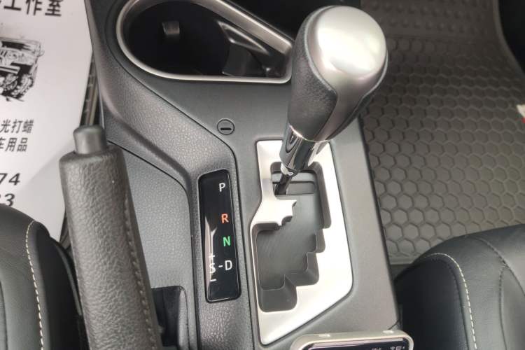 Used Toyota RAV4 2016 2.5L Automatic 4x4 Elite Edition Gear Lever