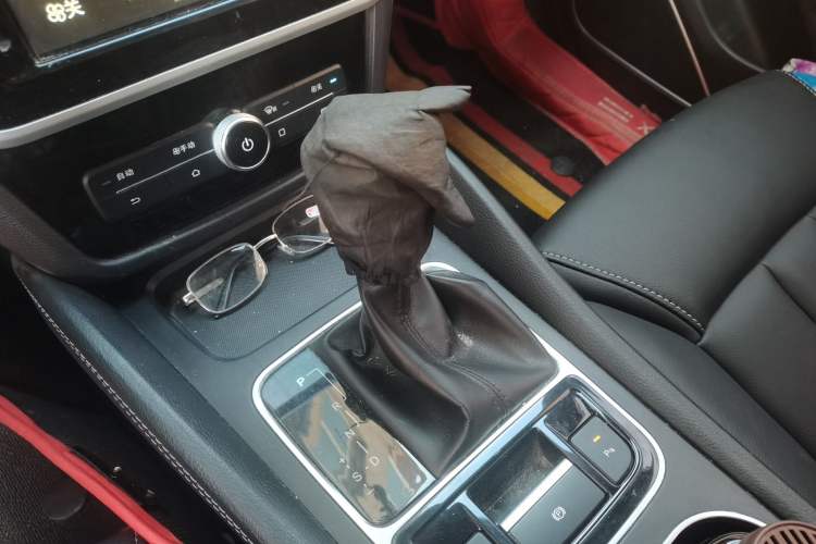 Used BYD Song MAX 2017 1.5T Automatic Smart Connect Luxury 7-Seater Gear Lever