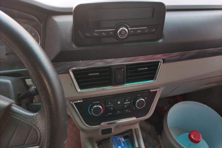 Used Jinbei New Hiace S 2021 1.5L Wealth Van Non-Air-Conditioned Version China VI Standard SWC15M Audio And AC Panel