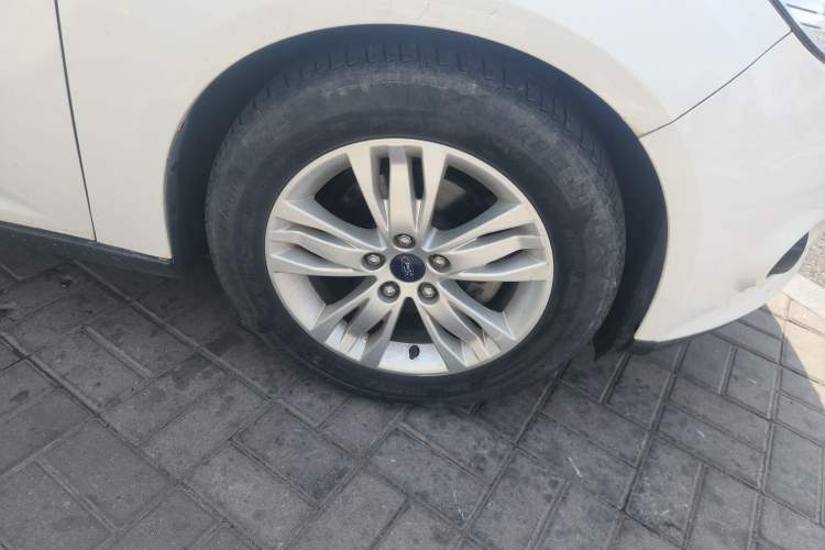 Used Ford Focus 2012 Sedan 1.6L Automatic Comfort Model Right Front Wheel Hub