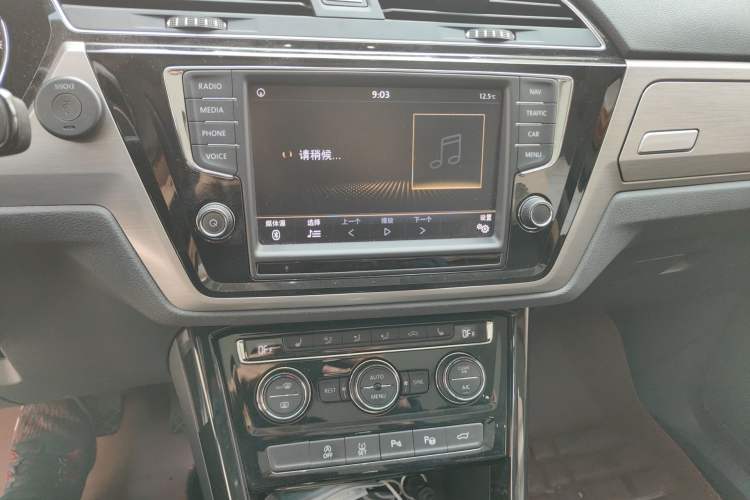 Used Volkswagen Touran 2018 Volkswagen Touran L 280TSI DSG Luxury Edition 7 Seats Audio And AC Panel