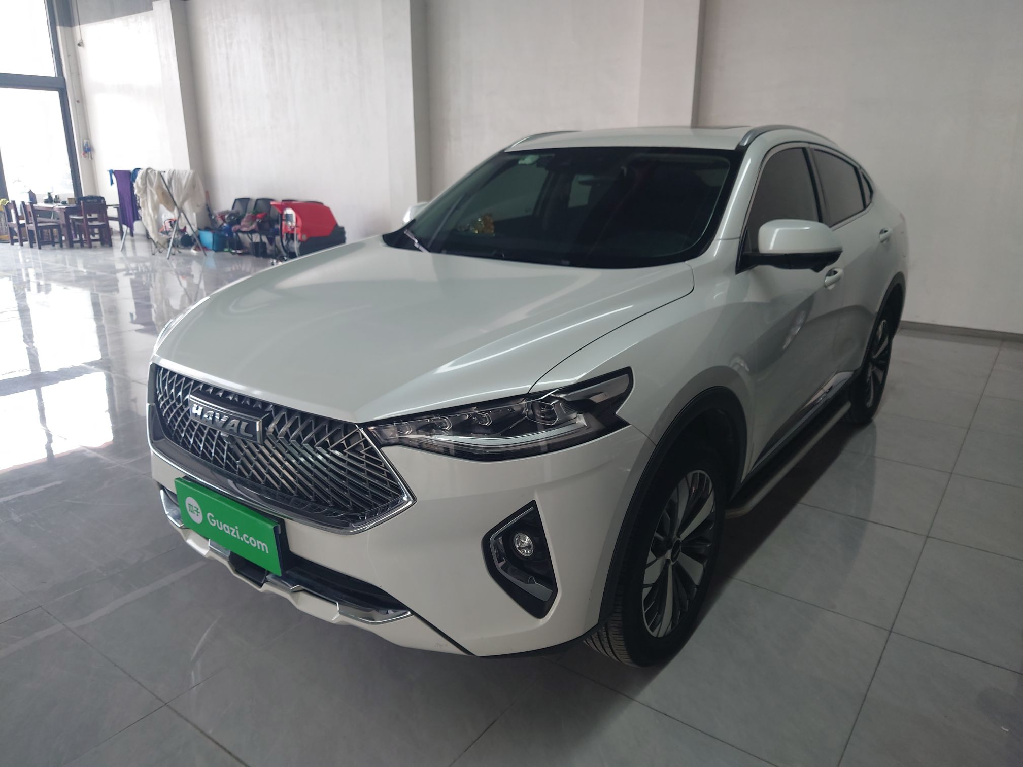 تحت مقدمة السيارة