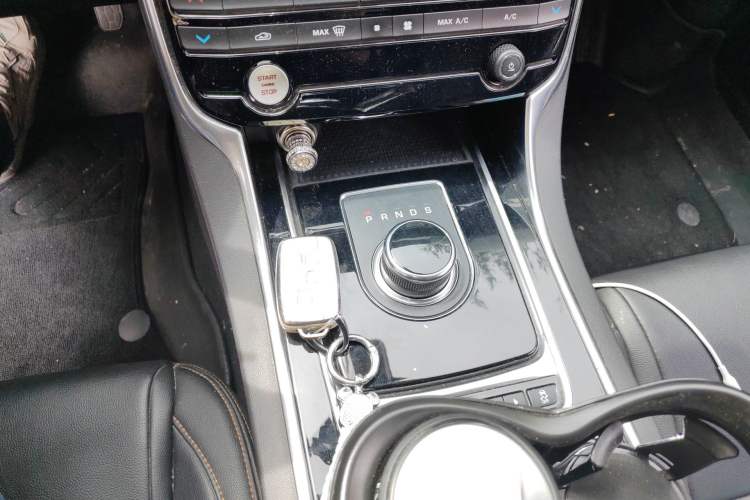 Used Jaguar XEL 2019 2.0T 200 PS Deluxe Edition Gear Lever