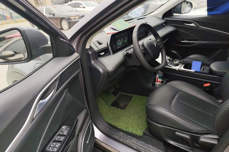 Used NETA U 2023 NETA U-Ⅱ 400 U-SHOW Edition Lithium-Ion Battery Driver Seat