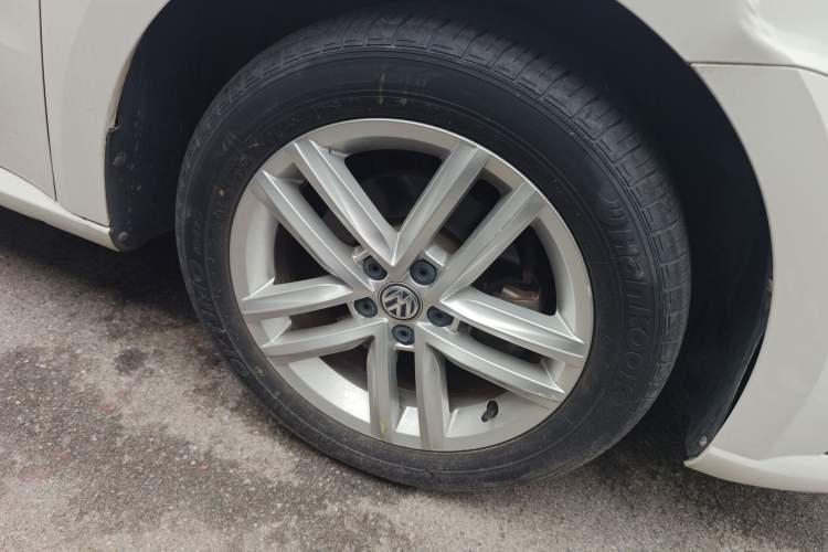 Used Volkswagen Gran Lavida 2015 1.6L Automatic Comfort Edition Right Front Wheel Hub