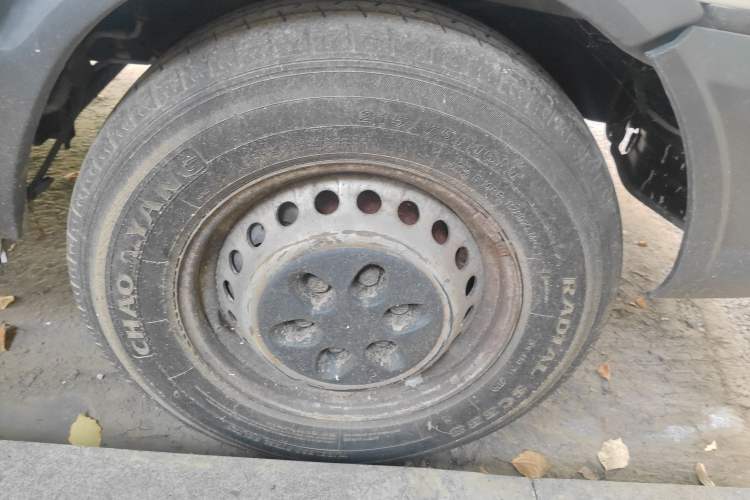 Used Iveco Daily 2017 2.5T A35 Passenger Van 5-7 Seats Model 47Z5 Right Front Wheel Hub