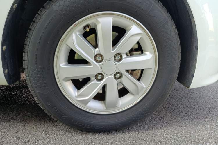 Used Kia K2 2015 Sedan 1.4L MT GLS Right Front Wheel Hub