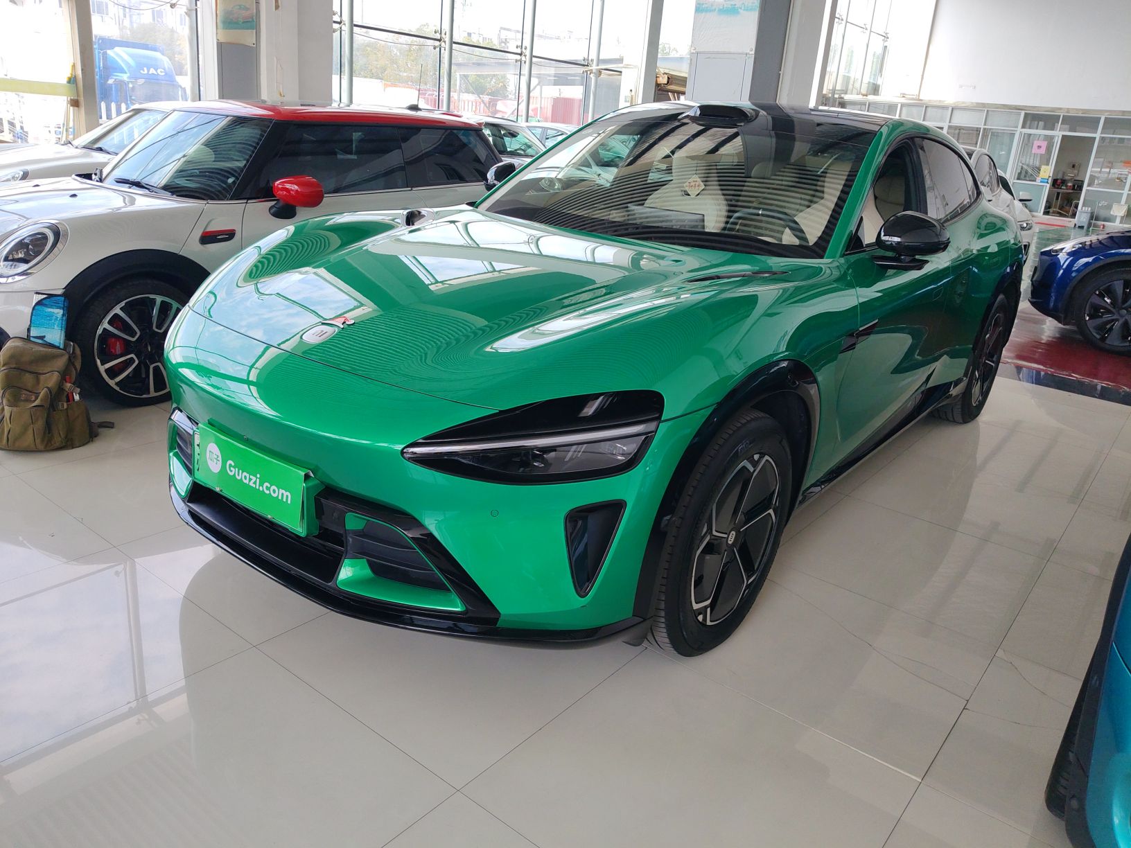 تحت مقدمة السيارة