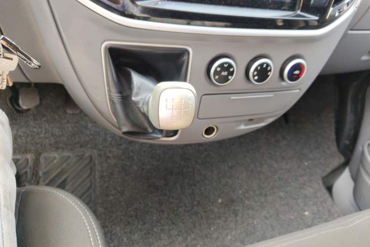 Used SAIC MAXUS Xintu V80 2018 2.5T 6-Speed Manual Aoyuntong Short Wheelbase Mid-Height 5-6 Seater