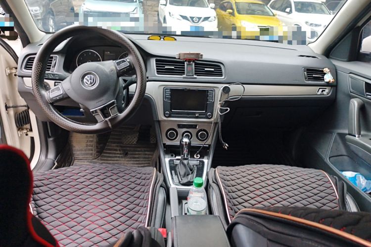 Used Volkswagen Gran Lavida 2014 1.6L Automatic Sport Edition Center Console