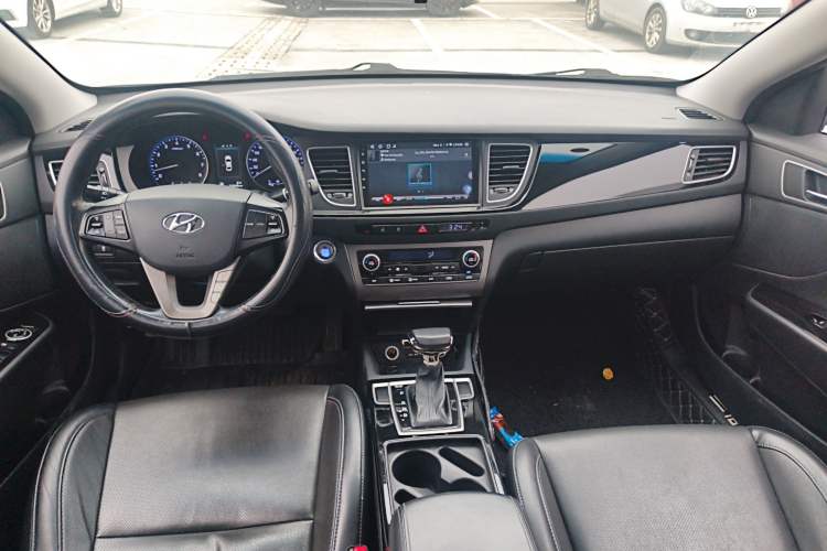 Used Hyundai Mistra 2014 1.8L Automatic Smart GLS Center Console