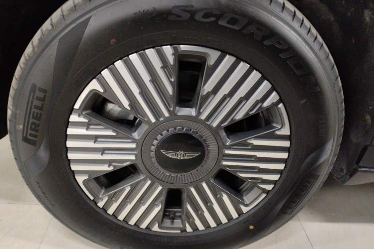 Used Geely Galaxy LEVC L380 2024 140-Degree 6-Seater All-Wheel-Drive Ultra