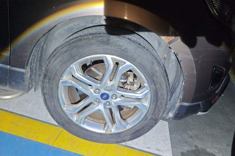 Used Ford Edge 2016 EcoBoost 245 Four-Wheel Drive Titanium Edition 7-Seater Right Front Wheel Hub