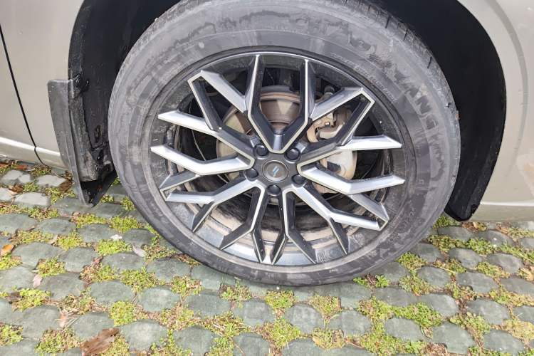 Used CHANGAN OSHAN Z6 New Energy 2023 ZhiDian iDD 150KM Flagship PLUS Right Front Wheel Hub